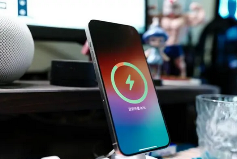 陆良苹果15换屏服务分享用什么充电器给iPhone15充电更好 